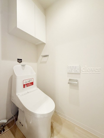 【トイレ】 | シティハイツ三ノ輪 | 温水洗浄便座付き　上部に収納を備えたトイレです。自宅の中でも最もプライベートな空間だからこそ、ほしい「落ち着き」がここにあります。～即日のご見学可能～　お問合せはお気軽にどうぞ。