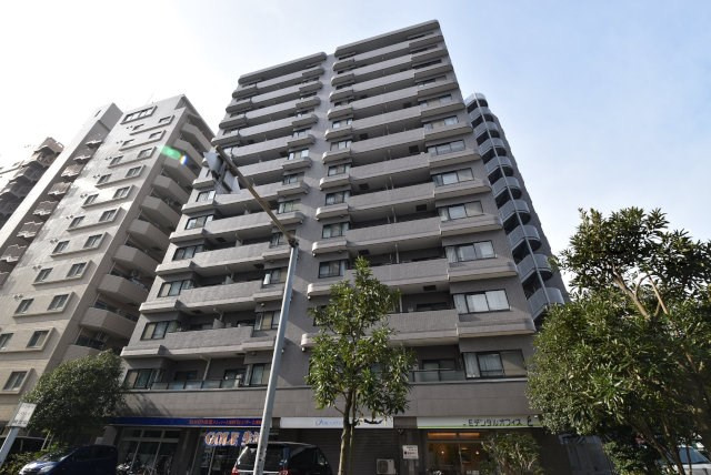 【外観】 | シティハイツ三ノ輪 | 手入れの行き届いた外壁やエントランスなど、「見ればわかる」レベルで清潔感を保ったマンションです。築年数を感じさせない姿で皆様をお出迎えします。～即日のご見学可能～　お問合せはお気軽にどうぞ。