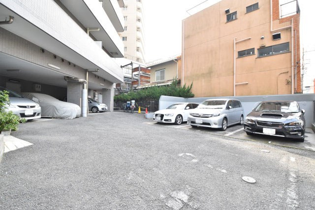 【駐車場】 | シティハイツ三ノ輪 | マンションの駐車場スペース。空きの有無や駐車料金、サイズ規定などについては、改めてお問い合わせください。～即日のご見学可能～　お問合せはお気軽にどうぞ。