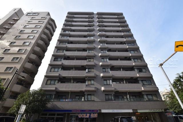 【外観】 | シティハイツ三ノ輪 | 青空によく映える建物です。手入れの行き届いた外壁やマンション正面エントランスなど、綺麗な姿をぜひ一度、現地にてご覧ください。～即日のご見学可能～　お問合せはお気軽にどうぞ。