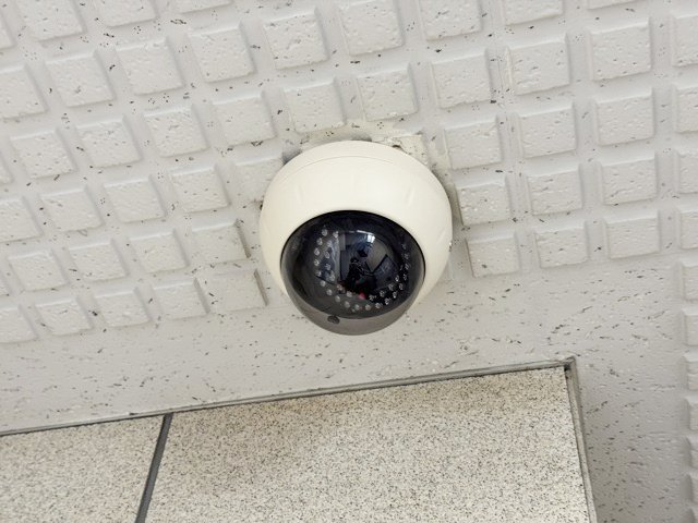 【防犯設備】 | シティハイツ三ノ輪 | 建物や敷地の隅々に目を光らせる防犯カメラが設置されています。現地を見学される際には、カメラの存在やその台数にも意識を払ってみてください。～即日のご見学可能～　お問合せはお気軽にどうぞ。