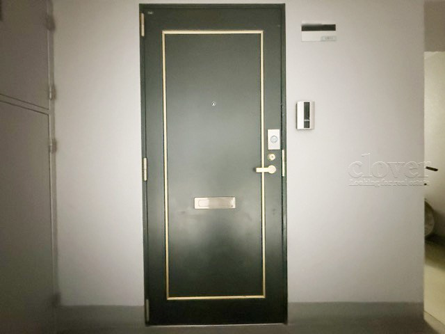 【その他共用部分】 | シティハイツ三ノ輪 | ダブルロック式の玄関ドアが皆様をお出迎え。お部屋のセキュリティの観点からも、うれしい設備ですね。玄関の色もシックで良い感じです。～即日のご見学可能～　お問合せはお気軽にどうぞ。