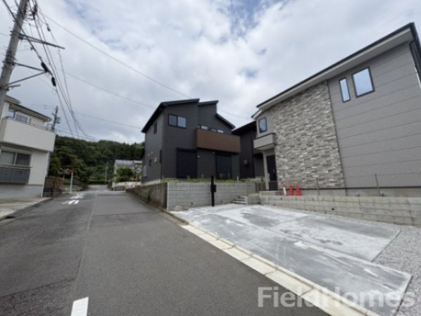 厚木市鳶尾5丁目新築戸建て　2期1号棟の前面道路含む現地写真|前面道路含む現地写真です。