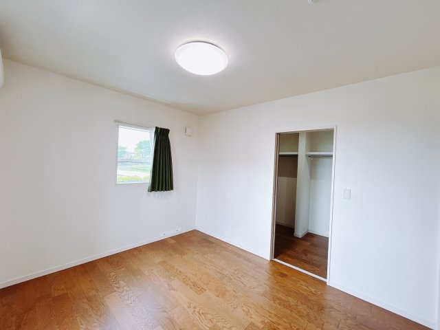 【中古戸建】北群馬郡榛東村大字広馬場の洋室|■2階洋室｜お子様の一人部屋にピッタリな洋室。木のぬくもりを感じるフローリングは、天然木の味わいが時とともに深みを増していきます。また、傷にも強く、フリーワックスでお手入れもラクラクです♪