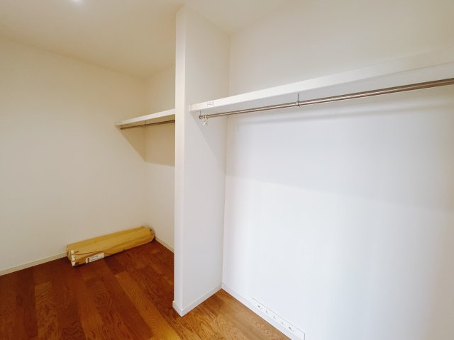 【中古戸建】北群馬郡榛東村大字広馬場の収納|■WIC｜お洋服はもちろん、使う頻度の少ない家具や小物・場所を取りがちな旅行用のスーツケースなどもしまえます。また、厚手のコートをしまっても充分な広さを堪能できるプランです♪