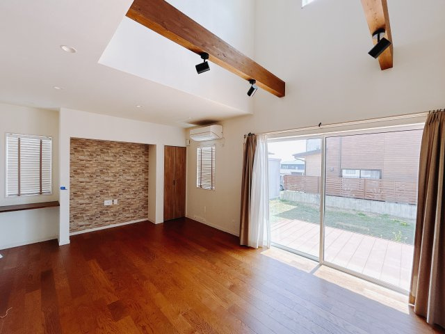 【中古戸建】北群馬郡榛東村大字広馬場の居間・リビング|■リビング｜木製で懐かしさのある家具やアンティーク調の小物に囲まれてレコードを流したり小説を読んだり…そんな心ときめく暮らしをしませんか？