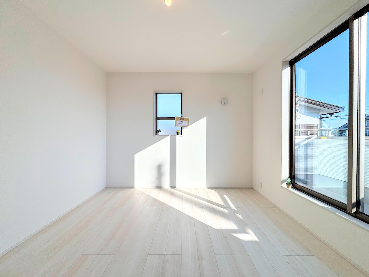 港南区下永谷6丁目　新築戸建ての洋室|［モデルハウス］◆柔らかい陽光が差し込む明るいお部屋を演出する設計。彩光の取れる窓が気持ちの良いお部屋を創り上げます。