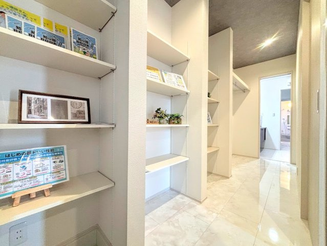港南区下永谷6丁目　新築戸建ての玄関|［モデルハウス］◆玄関に入り、そのまま土間を進んだ先にあるシューズクロークは、ドアで目隠しされていて、玄関まわりをすっきりした印象に保てます。