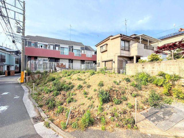 港南区下永谷6丁目　新築戸建ての外観|◆堂々たる趣ながら、主張し過ぎずどこか余裕を感じさせるシャープなフォルムで佇む邸宅は、晴天の空と照らし合わせる事で、本来あるべき完成形の姿を見せてくれます。