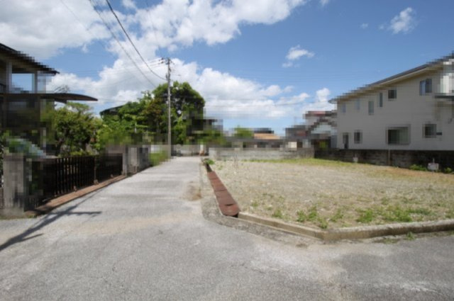 朝倉本町１丁目　Ａ号地・東　建築条件なし　売土地　（全2区画）の前面道路含む現地写真|北側　幅：4.0ｍ　公道　接面：9.0ｍ