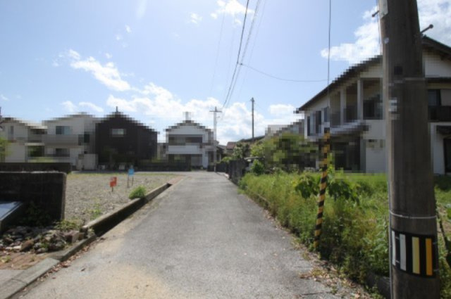 朝倉本町１丁目　Ａ号地・東　建築条件なし　売土地　（全2区画）の前面道路含む現地写真|北側　幅：4.0ｍ　公道　接面：9.0ｍ
