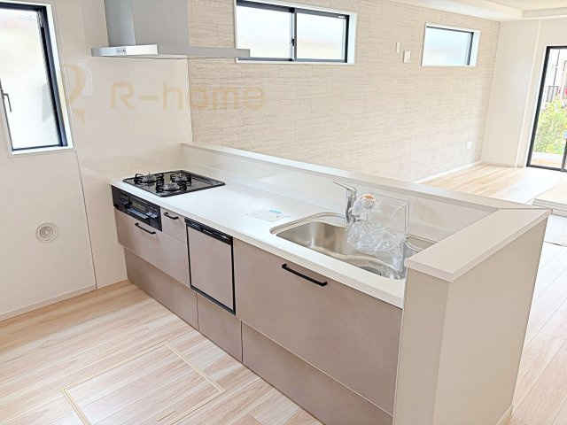 牛久市田宮6期　新築戸建て　1号棟のキッチン|料理をしながら家族とコミュニケーションが取れる対面式システムキッチン。便利なビルトイン食洗機付き！