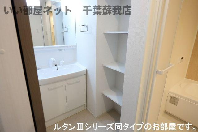 メゾン・ド・リュミエールⅢの洗面所|明るい洗面所です