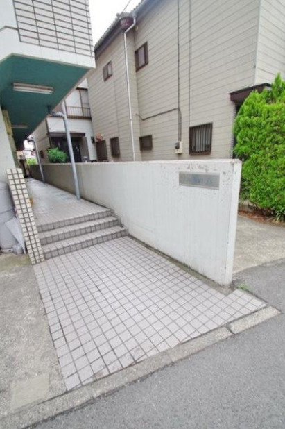 川崎市多摩区菅城下のアパートのエントランス