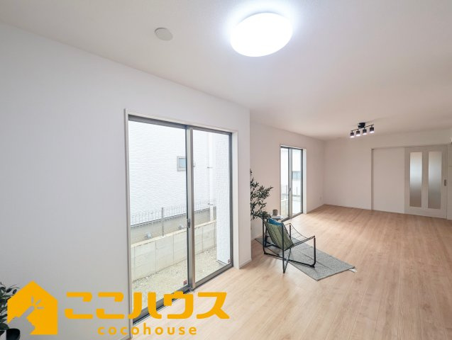 名護市宇茂佐1556番　新築戸建て　全7棟　B号棟の居間・リビング|LDK19帖