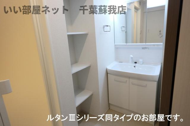 メゾン・ド・リュミエールⅢの洗面所|明るい洗面所です
