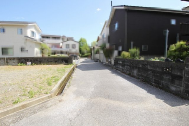 朝倉本町１丁目　Ｂ号地・西　建築条件なし　売土地　（全2区画）の前面道路含む現地写真|北側　幅：4.0ｍ　公道　接面：9.0ｍ・西側　幅：4.0ｍ　公道　接面：11.0ｍ