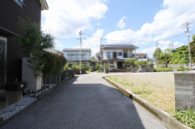 朝倉本町１丁目　Ｂ号地・西　建築条件なし　売土地　（全2区画）の前面道路含む現地写真|北側　幅：4.0ｍ　公道　接面：9.0ｍ・西側　幅：4.0ｍ　公道　接面：11.0ｍ