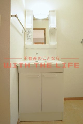 ミカハウス【キャッシュバック対象物件】の独立洗面台|独立洗面台、小物を置くことができて便利です