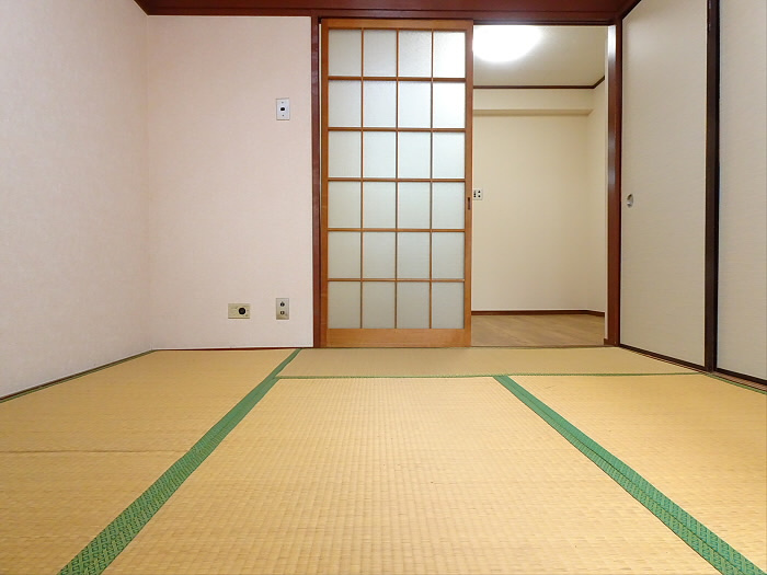 第三通南ビルの寝室