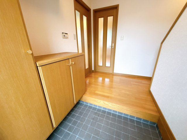 いわき市泉町黒須野早稲田 中古住宅 4SLDK 陽当たり良好！不動産プラスの玄関|玄関の写真です。既存でシューズボックスもついています。正面の扉からリビングに入ります。こちらもクリーニングいたします。