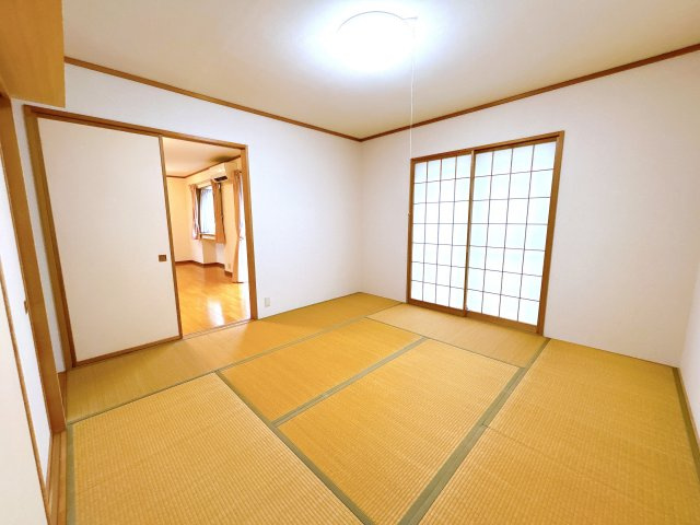 いわき市泉町黒須野早稲田 中古住宅 4SLDK 陽当たり良好！不動産プラスの和室|1階和室の写真です。8帖の畳スペースに1帖の押し入れがあります。リビング続き間になっているのでお子様の遊び場や来客用など様々な使い方ができます。こちらもクリーニングいたします。