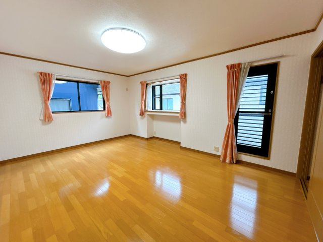 いわき市泉町黒須野早稲田 中古住宅 4SLDK 陽当たり良好！不動産プラスの洋室|2階の洋室です。ハウスクリーニングを行います。二面彩光なので明るいお部屋となっております。約11帖ありますので広々しています。
