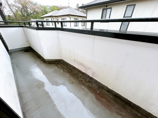 いわき市泉町黒須野早稲田 中古住宅 4SLDK 陽当たり良好！不動産プラスのバルコニー|バルコニーの写真です。点検とクリーニングを行います。南東側を向いているので日当たりもよく、お布団を干すと気持ちよさそうですね。