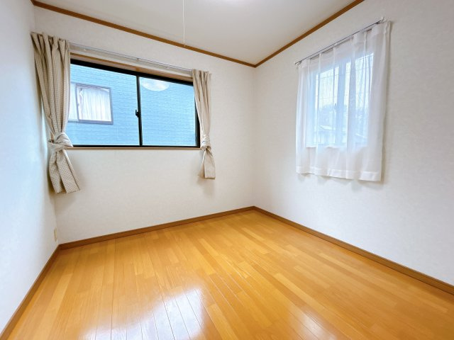 いわき市泉町黒須野早稲田 中古住宅 4SLDK 陽当たり良好！不動産プラスの洋室|2階北西側のお部屋です。4帖半の広さですので納戸としてもお部屋としてもご使用いただけます。クリーニングいたします。