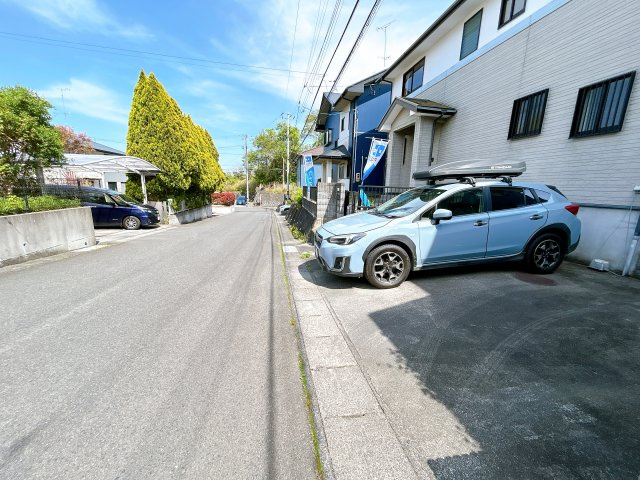いわき市泉町黒須野早稲田 中古住宅 4SLDK 陽当たり良好！不動産プラスの前面道路含む現地写真|駐車場と前面道路の写真です。幅員約６ｍの公道です。ゆったりとした道路でお車の運転が苦手な方でも停めやすい住宅です。
