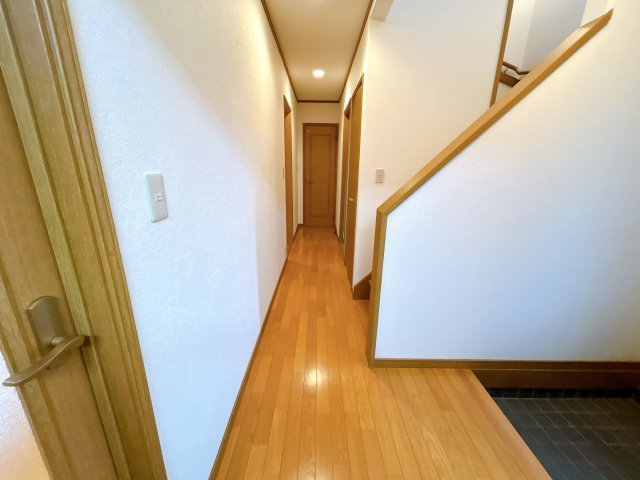 いわき市泉町黒須野早稲田 中古住宅 4SLDK 陽当たり良好！不動産プラスの内装|1階廊下の写真です。クリーニングを行います。廊下の突き当りがトイレ、左手側にリビング、右手側に水回りがあります。