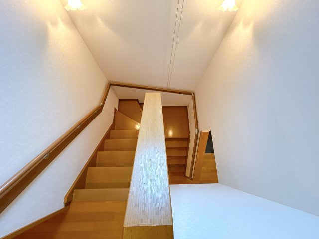 いわき市泉町黒須野早稲田 中古住宅 4SLDK 陽当たり良好！不動産プラスのその他|階段の写真です。こちらもしっかりクリーニングいたします。手すりが付いているので、上り下りも安心ですね。