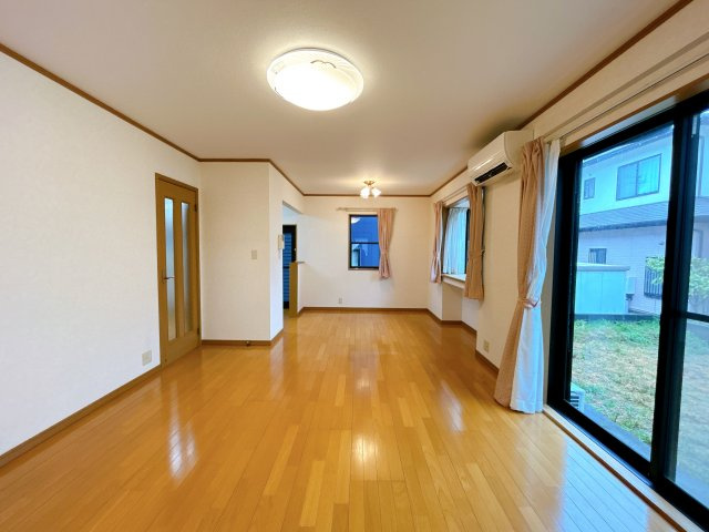 いわき市泉町黒須野早稲田 中古住宅 4SLDK 陽当たり良好！不動産プラスの居間・リビング|リビングの写真です。約16.75帖の広さがあります。しっかりクリーニングを行います。くつろぎスペースとダイニングスペースをつくりメリハリのある生活ができそうです。
