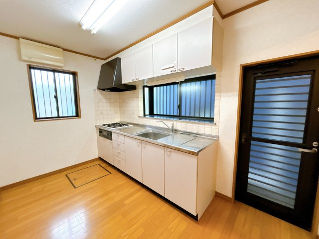 いわき市泉町黒須野早稲田 中古住宅 4SLDK 陽当たり良好！不動産プラスのキッチン|キッチンの写真です。ピカピカにクリーニングをしてお引き渡しいたします。キッチンスペースが確保されているので、集中してお料理をしたい方やにおいが広がるのが気になるという方にもおすすめです。