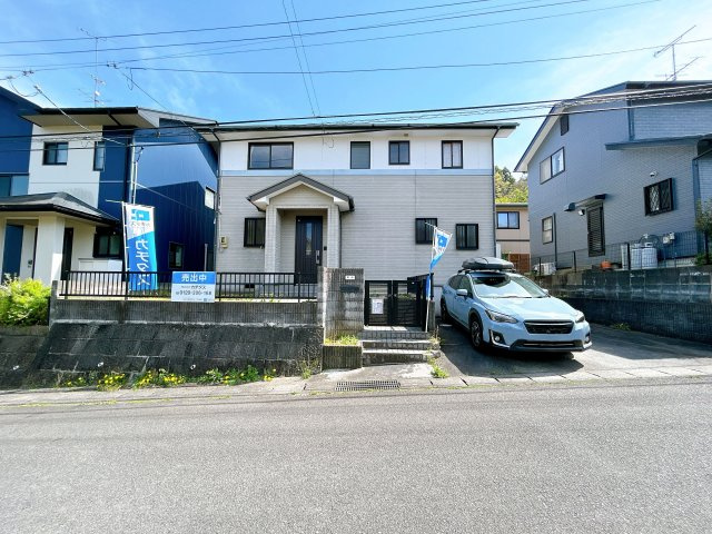 いわき市泉町黒須野早稲田 中古住宅 4SLDK 陽当たり良好！不動産プラスの外観|外観正面の写真です。玄関まではタイルのアプローチになっています。玄関前に屋根がかかっているので雨の日の出入りも安心ですね。駐車場は並列2台分です。