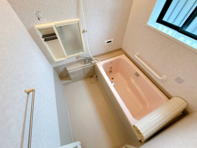 いわき市泉町黒須野早稲田 中古住宅 4SLDK 陽当たり良好！不動産プラスの浴室|浴室の写真です。設備点検とハウスクリーニングを行います。一坪サイズの浴槽なのでゆったりとくつろぐことができます。