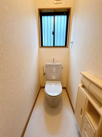 いわき市泉町黒須野早稲田 中古住宅 4SLDK 陽当たり良好！不動産プラスのトイレ|1階トイレの写真です。設備点検とクリーニングを行います。1階と2階にトイレがあるので込み合う朝も安心ですね。