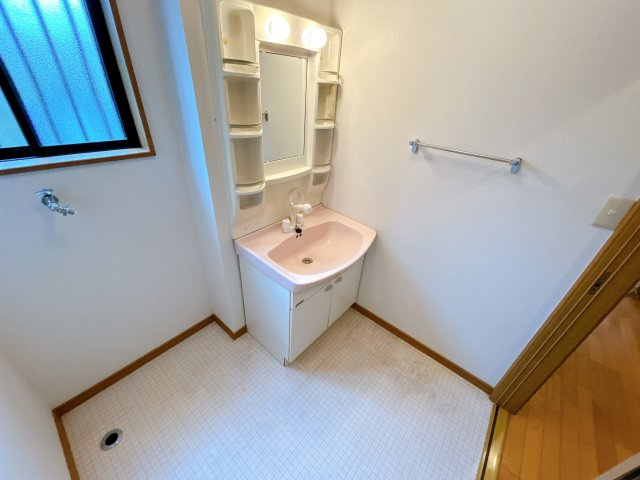 いわき市泉町黒須野早稲田 中古住宅 4SLDK 陽当たり良好！不動産プラスの独立洗面台|洗面所の写真です。設備点検とクリーニングを行います。1坪の広さがあるので洗濯機も問題なく置くことができます。