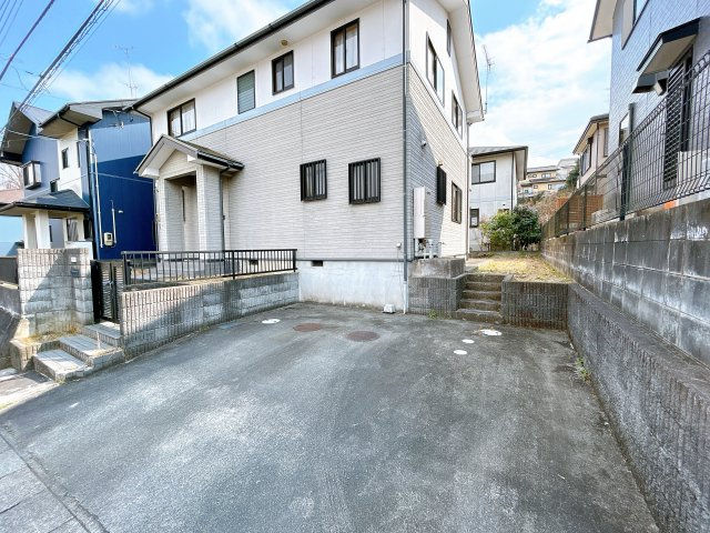 いわき市泉町黒須野早稲田 中古住宅 4SLDK 陽当たり良好！不動産プラスの駐車場|駐車場の写真です。並列2台駐車可能です。間口が約5.5ｍありますので、余裕をもって停められます。