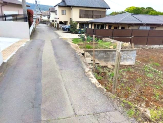 売土地　函南町柏谷の周辺|前面道路は交通量も少なく、安心感のある立地です。敷地は整形に近く、建物プランの自由度が高いのも魅力です。日当たりも確保しやすく、明るい住まいづくりが可能です。