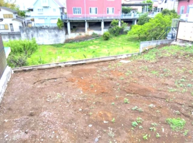 売土地　函南町柏谷の外観|周囲は開けており、陽当たり・風通しともに良好な環境です。高低差を活かしたプランニングも可能で、眺望やプライバシー性を重視した住まいづくりにも適しています。