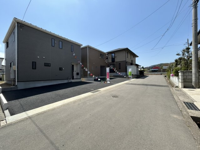 新築戸建　長野市上野三丁目の前面道路含む現地写真