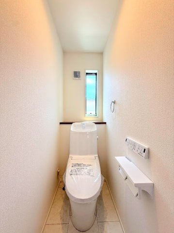 戸塚区平戸3丁目　新築戸建て　第2のトイレ|◆清潔感のある白を基調とした落ち着ける空間。小窓をもうけていますので、こもりやすい空気の入れ替えも簡単に行えますね！