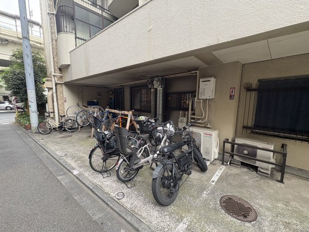 カーサ幡ヶ谷の駐車場