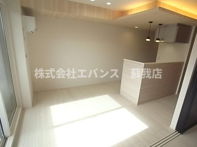 【居間・リビング】 | Ｄ-カヴェリ本千葉 | ゆったりとした居間です