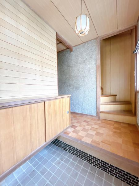 柳井市伊陸　戸建ての玄関|【リフォーム中】玄関は玄関扉の交換、シューズボックスの交換を行います。壁・天井はクロスで仕上げていきます。玄関スペースはゆとりがあるため来客時も安心です