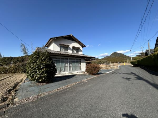 柳井市伊陸　戸建ての外観|【リフォーム中】庭木は伐採予定です。お家の前で小規模な家庭菜園もできそうですね