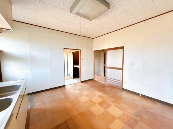 柳井市伊陸　戸建ての居間・リビング|【リフォーム中】キッチンおよびリビングは日当たりのいい南側へ間取り変更予定です。こちらのダイニングスペースは洋室へと変更します。お隣の和室はウォークインクローゼットになる予定です