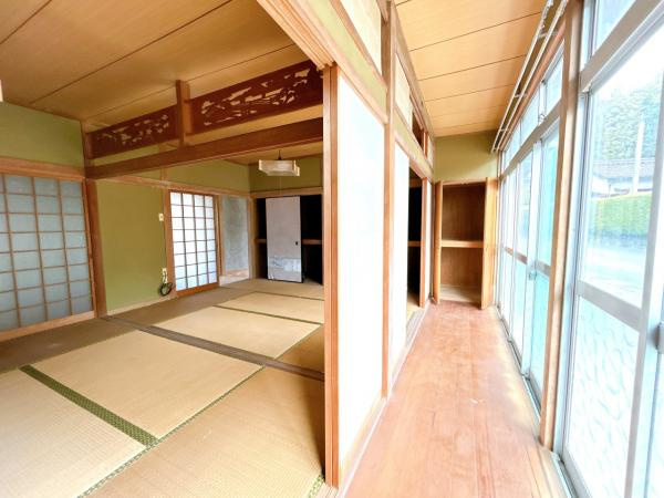 柳井市伊陸　戸建ての和室|【リフォーム中】続き間の開放的な和室は、床はフローリング、壁・天井はクロスで仕上げ、リビングへ変更します。南側で日当たりもいいため家族団らんの場としてもぴったりです