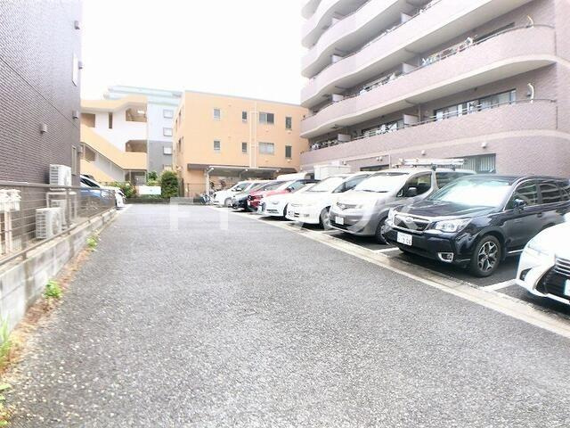 クレストコートの駐車場